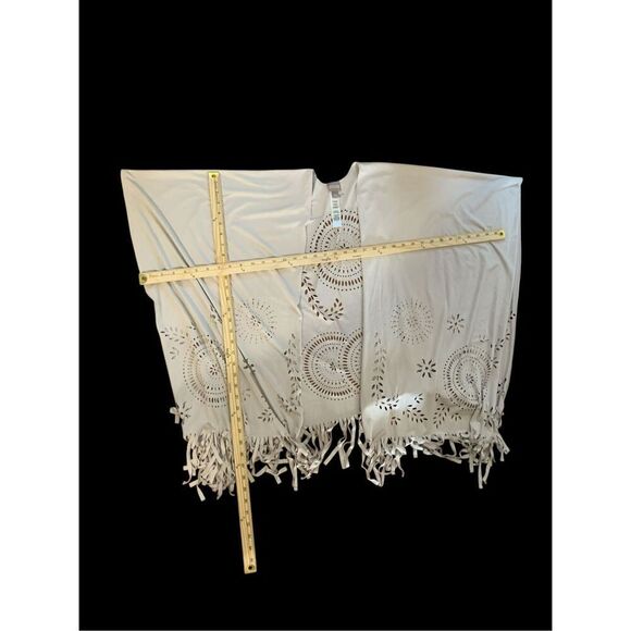 GOOD CONDITION WOMEN Chicos Bone colored shawl with intricate cut out designs an - Picture 13 of 13